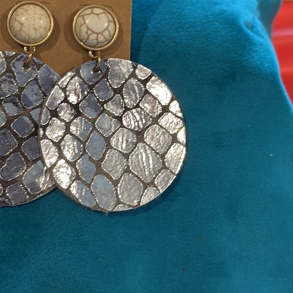 ❤️🎉 NEW Caroline Leather Silver Earrings - Picture 2 of 4